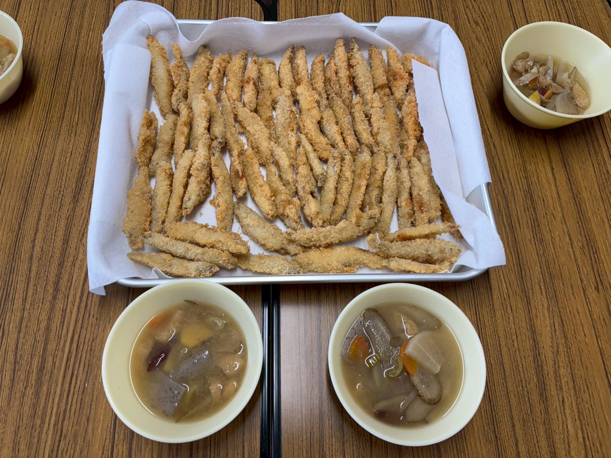bssapporo26's tweet photo. 2/1(日)〜ワカサギ釣り〜
友団合同で恒例の茨戸川でワカサギ釣り！良いお天気の中開催されました。26団は２人、一匹ずつ釣れました。あまり釣れませんでしたが、釣れたときには皆んなで大喜び♪釣りのあとは本部に戻り、リーダーたちが作ってくれたワカサギのフライとさつま汁をいただき温まりました。 https://t.co/5pZlRRFBlE