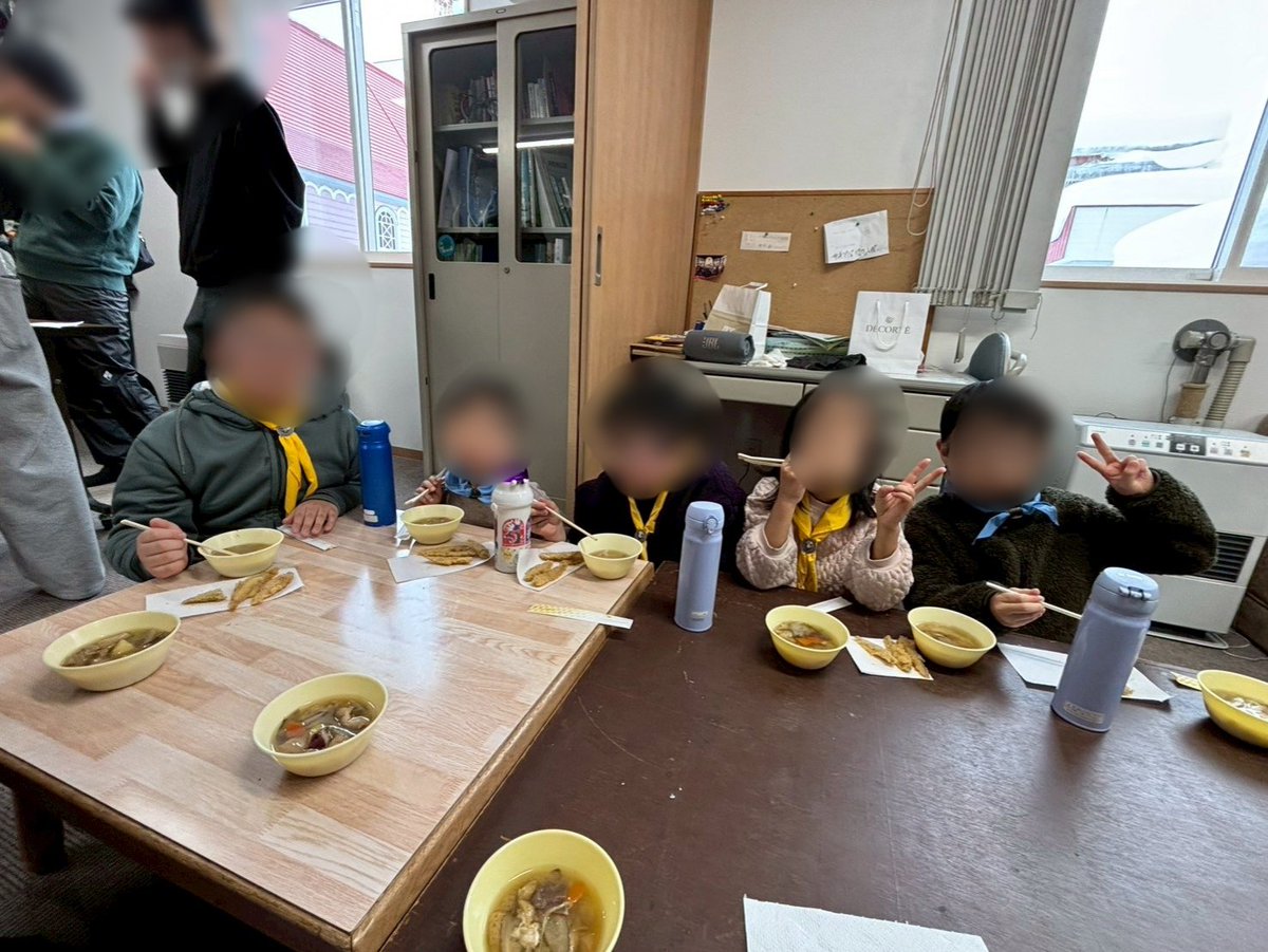 bssapporo26's tweet photo. 2/1(日)〜ワカサギ釣り〜
友団合同で恒例の茨戸川でワカサギ釣り！良いお天気の中開催されました。26団は２人、一匹ずつ釣れました。あまり釣れませんでしたが、釣れたときには皆んなで大喜び♪釣りのあとは本部に戻り、リーダーたちが作ってくれたワカサギのフライとさつま汁をいただき温まりました。 https://t.co/5pZlRRFBlE