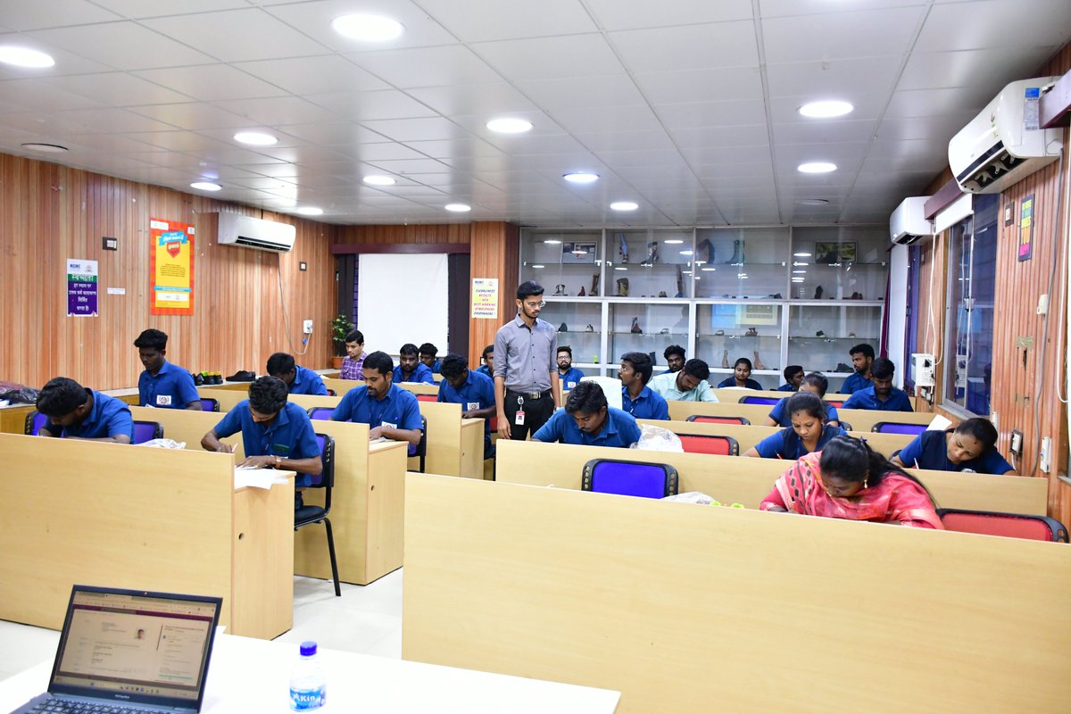 CFTI_Chennai's tweet image. 🎓 Campus Interview!

Campus interview held at CFTI Chennai for our students by Walkaroo International Pvt. Ltd. — great opportunity for placements and industry exposure. Best wishes to all participants! 👏👟

@WalkarooIN @dcmsmeoffice @minmsme 
#CFTI #CampusInterview #Walkaroo