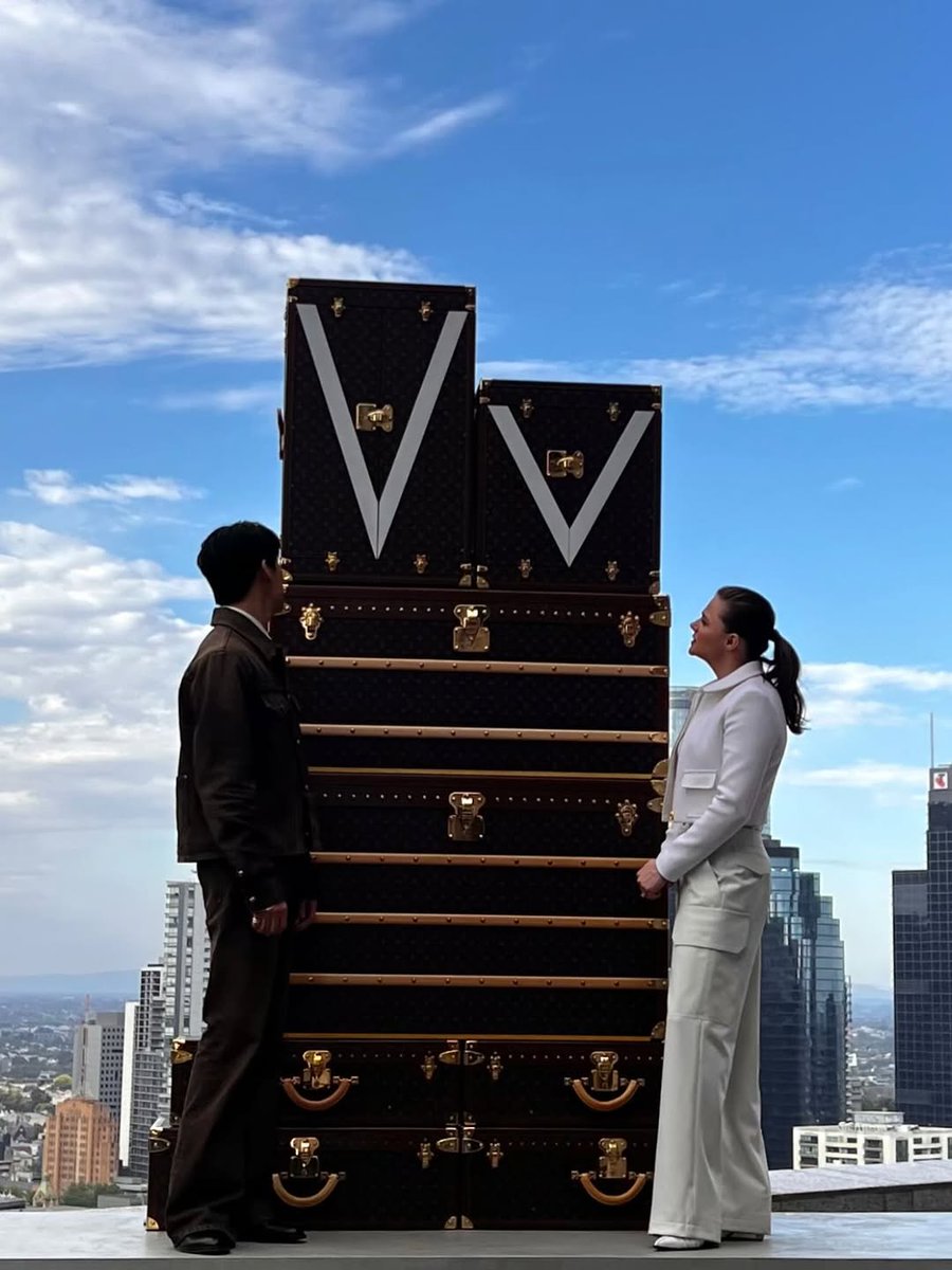 ตอนแรกคิดว่าอาจจะใช้ฉากเขียว สรุปพี่ LV เขาเอา trunk มาตั้งจริง! 👏👏👏

#BamBamxLVatAO2026
#LouisVuitton <a href="/LouisVuitton/">Louis Vuitton</a>
#BamBam #뱀뱀 <a href="/BamBam1A/">BamBam</a>