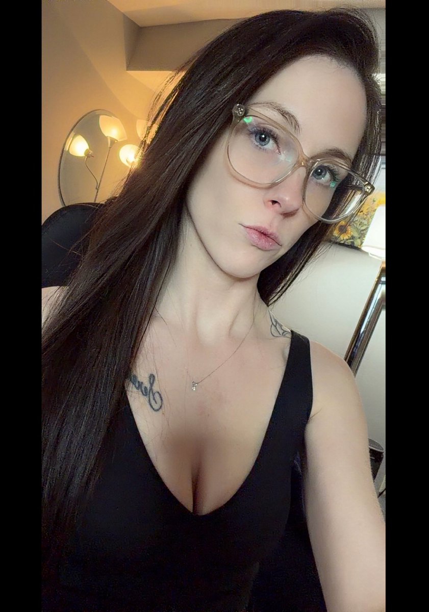 Pay to exist around a queen like me 👸