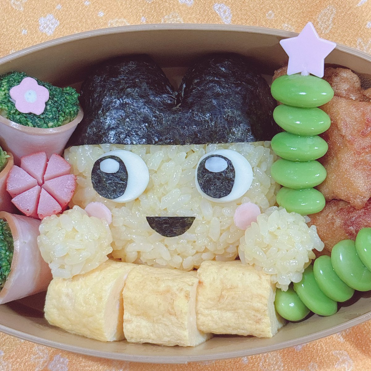 saki_libe's tweet photo. 75回目の夫お手製キャラ弁🍱

たまごっちのまめっち🐰

ちなみに、ご飯はデコふりで着色したそうで、これでオレンジ色らしいです🤔
どう見ても黄色に見える🤣

#キャラ弁 #お弁当記録
#まめっち #たまごっち https://t.co/dD7IlM2ijT