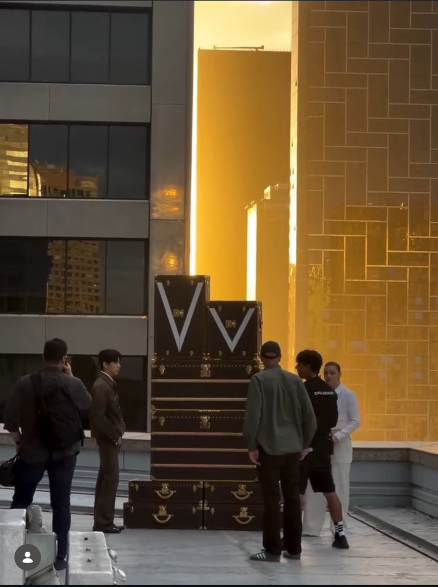 เวบคลาวน์มาลงเบื้องหลังการถ่ายทำแล้วค่ะ 

#BamBamxLVatAO2026 
#BamBam #뱀뱀 #AO26 
#LouisVuitton 
<a href="/BamBam1A/">BamBam</a>