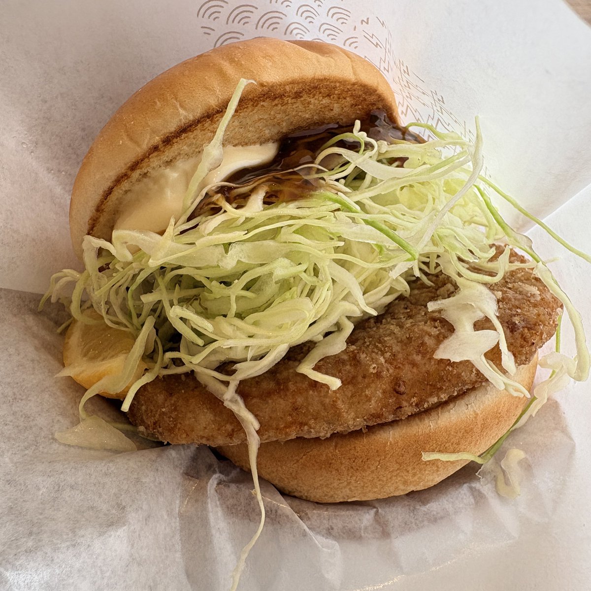 fergusonite's tweet photo. 久しぶりにモスバーガー😋

ガーリックトマトとり竜田と和風うまダレのとり竜田。食べ比べ。腹いっぱい😁

ガーリックトマト、ニンニク感割と強めかのぉ🙄
和風うまダレはレモンがアクセントでサッパリ系かな https://t.co/WvQW7Wiojg