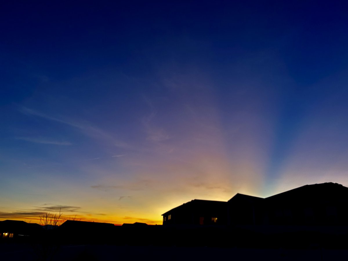HyggeMan's tweet image. Rays At Dusk...
.
.
.
.
.
#PicOfTheDay #RaysAtDusk #UtahSunset #Sunset #Dusk #WhatYouWouldSeeIfYouLivedHere #NorthernUtah