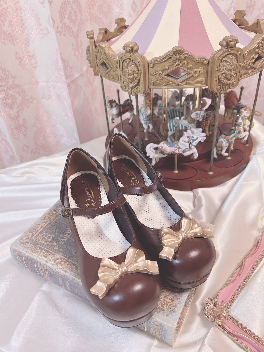 Apierrot_osaka's tweet photo. どれもヒール低めで安定感のあるシューズです🍰ぜひ店頭でお試しください🌟

🌸Queen Bee
アンティークリボンパンプス
ブラウン　S/M/L
¥15,950（税込）➕1ポイント

クラシカルフレームパンプス
ワイン　S/M
￥14,960(税込)➕1ポイント

取り置き、店舗通販はこちら✨
大阪店📞0662417389 https://t.co/O7i9KZ2ljT