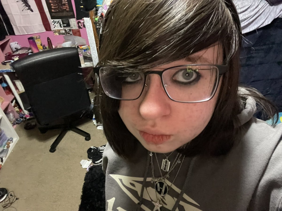 i hate my chud ass glasses