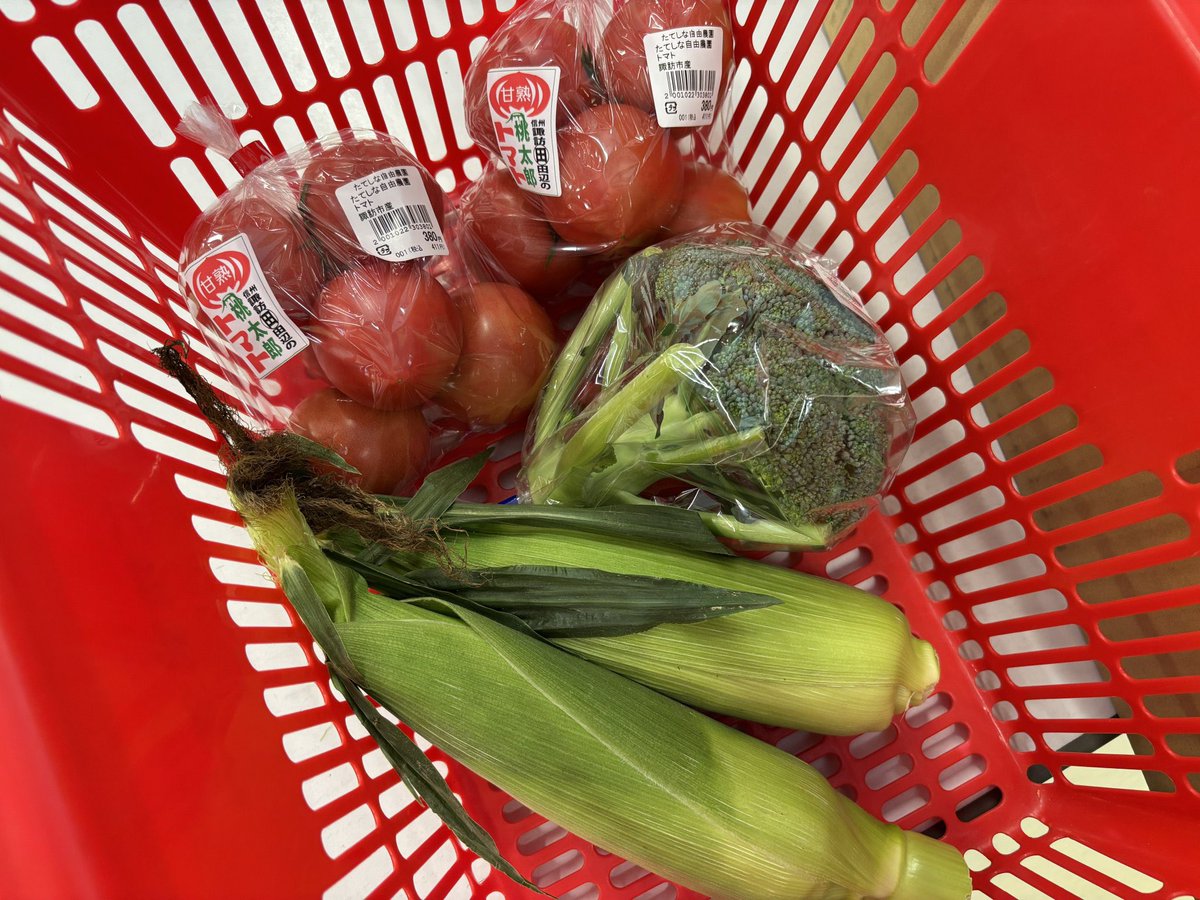 野に生えている食べれなかった
植物や種子
年月をかけて美味しく食べられるように
想いを巡らせてくれた 過去の先人たち
今この瞬間もこの寒さの中
水をやり土地を耕し
命を繋いでくれている人たち 生き物たち
みんなに
今日もひたすらにありがとう
忘れてしまいがちなこと
気づきをくれる人に感謝