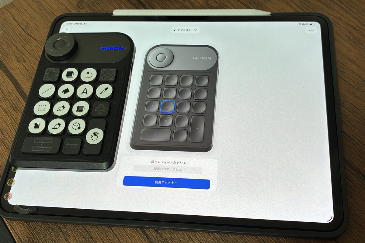 yuritaro_0316's tweet photo. キーボードショトカ勢と聞いて推参しました⌨️ウン万かけて左手デバイスを渡り歩いた私の結論はコレ！

huion Keydial mini

一般的なテンキー型にプラスでカチカチ系ダイヤルと中央ボタンが付いています。
何より強みなのがiPadに専用アプリがある！iPad正規対応なのです🔥もちろんPCもOK！届け〜！ https://t.co/wsbkWspaOY