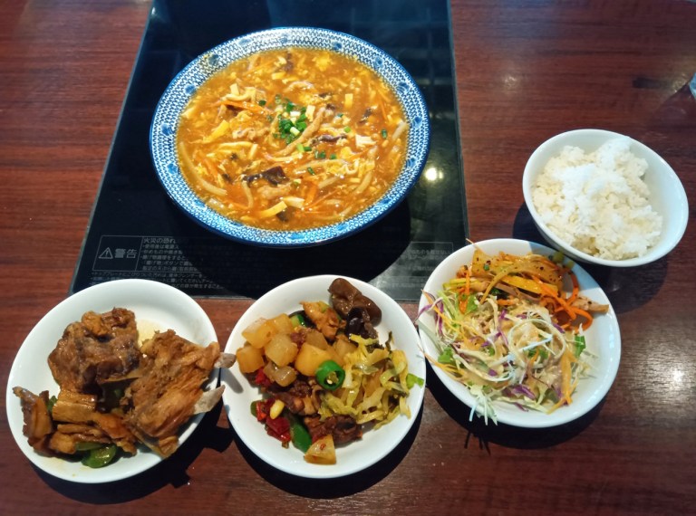 sorekara_jona's tweet photo. 【780円食べ放題】雑居ビルに隠されたガチ中華『品品香』のランチが池袋中華街最安級だった https://t.co/8jBxlvJLU6 @RocketNews24から

最安ビュッフェ。意外と肉料理がラインナップされてるのが良かったです。これで780円は池袋中華街においても凄い。 https://t.co/wTln6ZTiDO