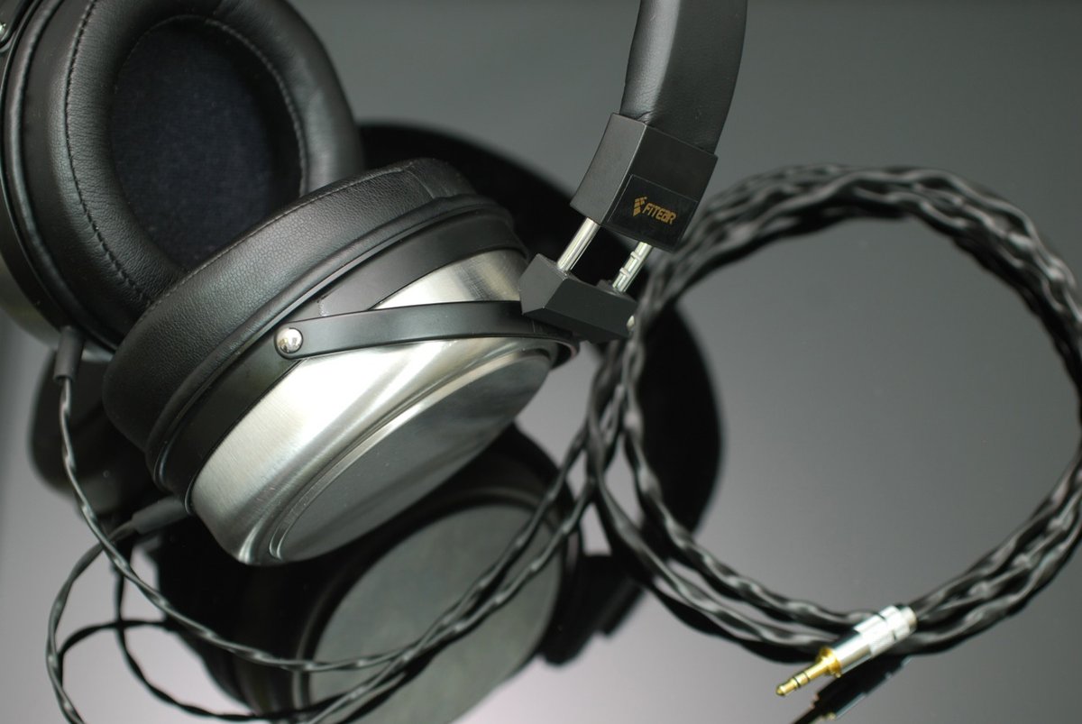 kindo3's tweet photo. 2018年、フォスター電機が提唱する「FOSTER alliance program」にて試作したFitEar Air3から8年・・・。

翌年のフジヤエービック x FOSTER Alliance Program 自作イヤホン・ヘッドホンコンテストにおいて、プライベート出品し入賞を果たした弊社白井貴徳が補聴器部へ移籍してヘッドフォン開発担当となり、具体的なヘッドフォンの研究開発がスタートしました。

製品開発においては城下工業様、QIGOM様、数多くのアーティスト／サウンドエンジニアの皆様、販売に関してはアユート様の力強い協力を得てついにコンシューマー向けヘッドフォン発売に至りました。

ヘッドフォン挑戦へのきっかけをいただいたフォスター電機様にもこの場を借りて御礼申し上げます。

【Toward a New Standard for a New Era】制作現場とリスニングをつなぐ共通言語としてのサウンド、プロ用モデルの音響設計を継承したFitEar初のコンシューマ向け密閉型ヘッドホン『Origin-1』発売