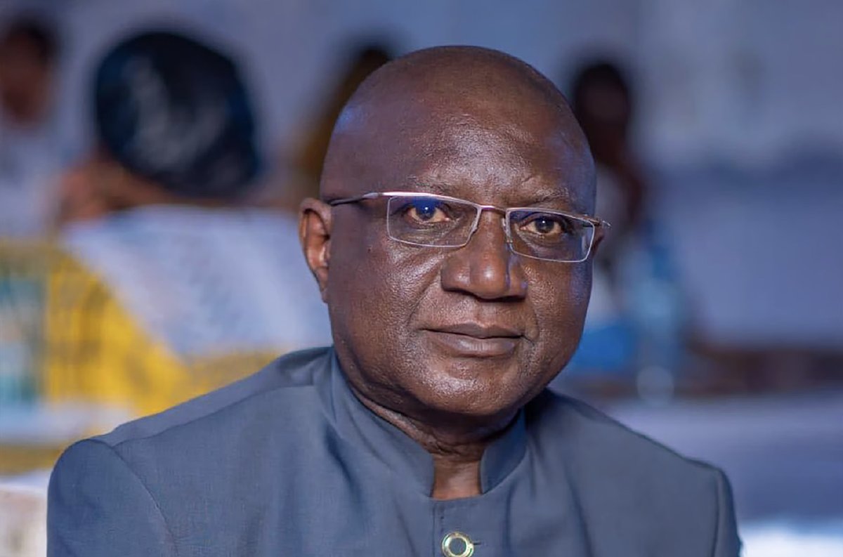 Djeukam Tchameni et des citoyens d’obédiences politiques diverses croupissent dans le silence humide et bruyant des prisons.
Sans jugement.
Le vivre-ensemble, c’est le respect du droit par l'Etat ; c’est ouvrir nos âmes à toute opinion. La force est, en fait, l'arme des faibles.