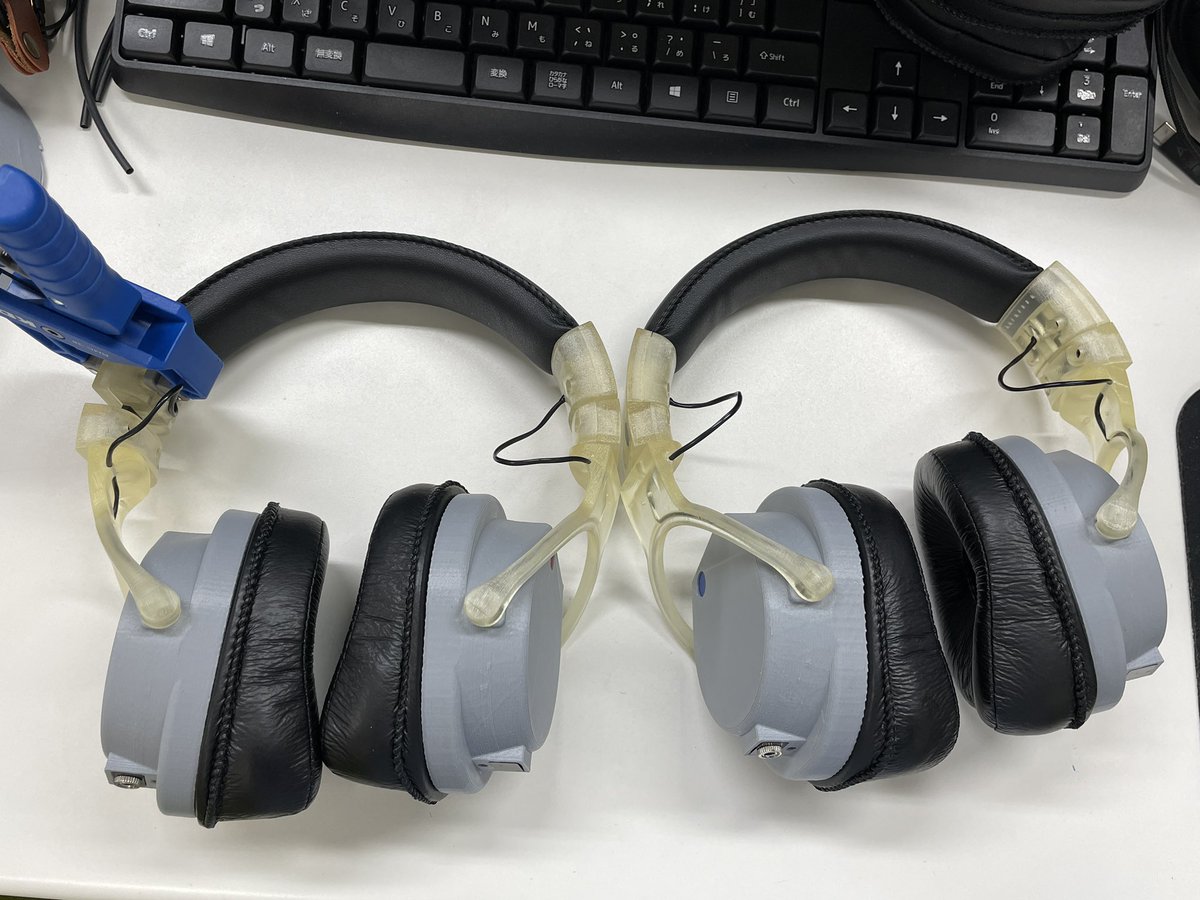 kindo3's tweet photo. 2018年、フォスター電機が提唱する「FOSTER alliance program」にて試作したFitEar Air3から8年・・・。

翌年のフジヤエービック x FOSTER Alliance Program 自作イヤホン・ヘッドホンコンテストにおいて、プライベート出品し入賞を果たした弊社白井貴徳が補聴器部へ移籍してヘッドフォン開発担当となり、具体的なヘッドフォンの研究開発がスタートしました。

製品開発においては城下工業様、QIGOM様、数多くのアーティスト／サウンドエンジニアの皆様、販売に関してはアユート様の力強い協力を得てついにコンシューマー向けヘッドフォン発売に至りました。

ヘッドフォン挑戦へのきっかけをいただいたフォスター電機様にもこの場を借りて御礼申し上げます。

【Toward a New Standard for a New Era】制作現場とリスニングをつなぐ共通言語としてのサウンド、プロ用モデルの音響設計を継承したFitEar初のコンシューマ向け密閉型ヘッドホン『Origin-1』発売