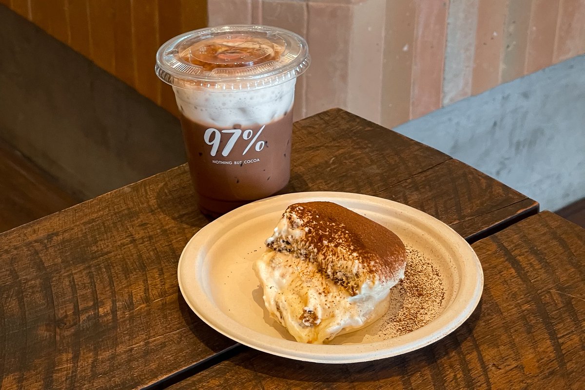 gin100_Official's tweet photo. 🥤🍫ร้านโกโก้เข้มข้น 97% Nothing But Cocoa จากสันติธรรม ตอนนี้ทำร้านใหม่เปิดอยู่แถววัดพระสิงห์ ในคูเมือง เน้นเมนูโกโก้เท่านั้น ตั้งแต่โกโก้ธรรมดา, Craft Cocoa 36%, 72%, 97% ฯลฯ ขนมจะมีเป็นทิรามิสุให้สั่ง ราคาก็อัพเดทขึ้นนิดนึง #คาเฟ่เชียงใหม่ https://t.co/teVBJcooBq