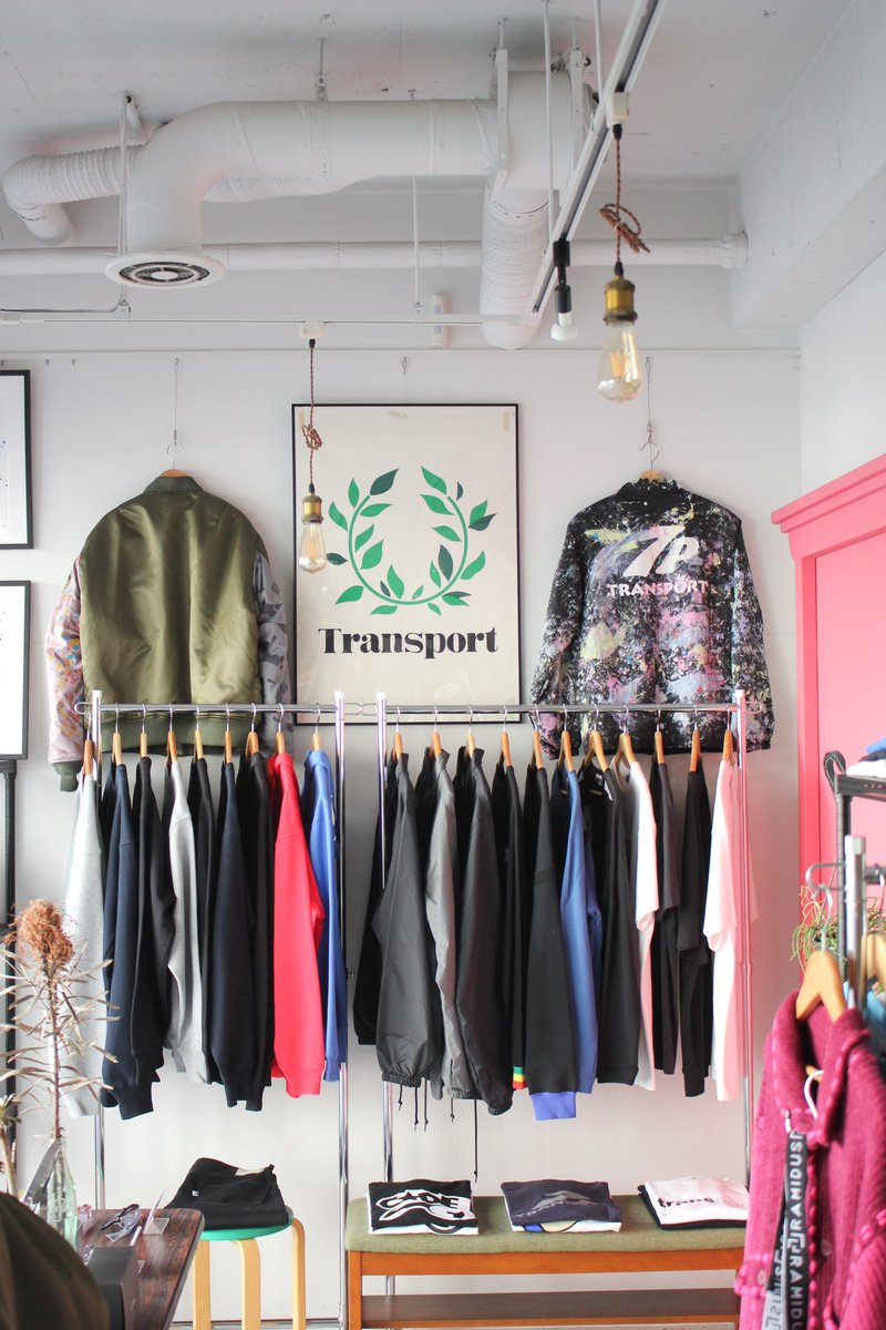 店内に並ぶTRANSPORT。
取り扱い店舗も徐々に増えています。

eachtime.thebase.in/categories/294…