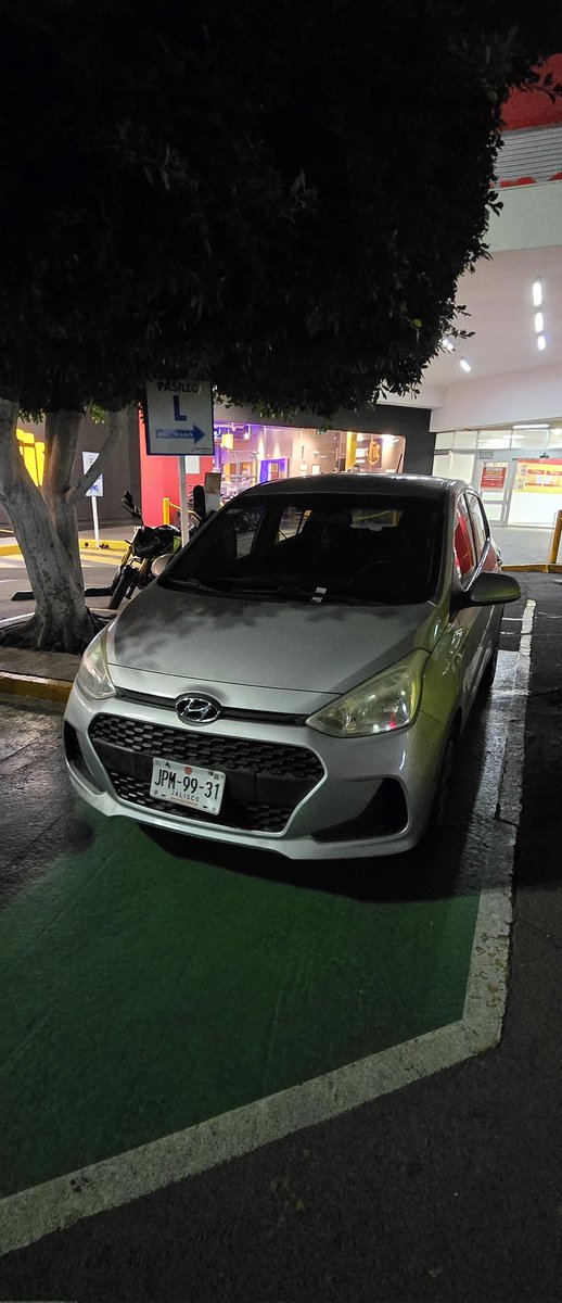 JoJeAlvarez's tweet photo. No entiendo a las y los mamados que vienen al gym e invaden los lugares exclusivos para carga de autos eléctricos para no caminar 20 metros más hasta un lugar vacío... ¡Haz cardio mamón, vienes al gym! https://t.co/BR103rjW8D