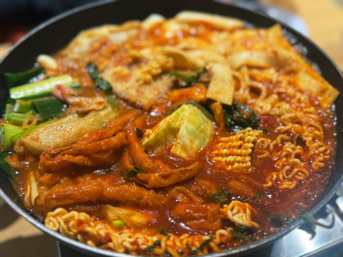 akgaebogi's tweet photo. 영등포구청 팬팬 즉떡집인데 사리가 무한이고 오뎅튀김 파튀김 주먹밥 볶음밥 무한인데 떡볶이 양념까지 맛있어 배터져서 많이 못먹음
나는 차돌떡볶이로 먹었다 https://t.co/sRVtj9CCY2