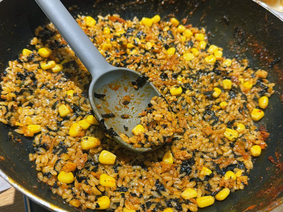 영등포구청 팬팬 즉떡집인데 사리가 무한이고 오뎅튀김 파튀김 주먹밥 볶음밥 무한인데 떡볶이 양념까지 맛있어 배터져서 많이 못먹음
나는 차돌떡볶이로 먹었다