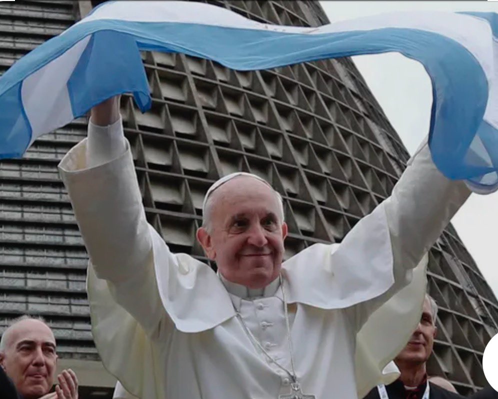Y dijo: ¡Hagan lío! 
Y resulta que el lío lo hizo él !!!
Gracias Papa Francisco, te extrañamos!!! (Y lo digo desde mi corazón sin ser católica).