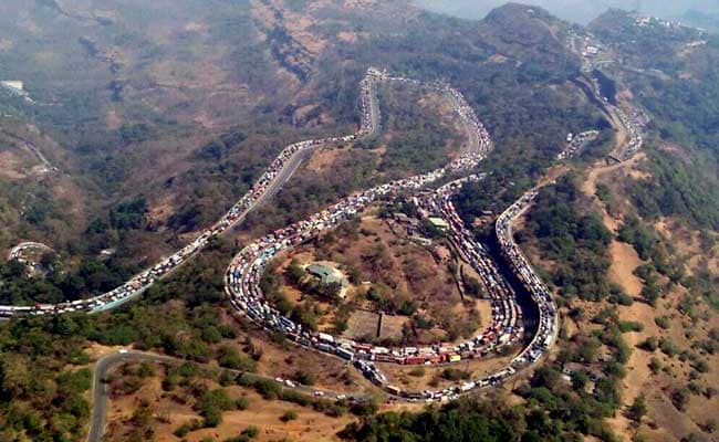 iambadasdanve's tweet photo. एक टँकर काय उलटतो आणि राज्यातील दोन महत्त्वाच्या शहरांचा संपर्क २४ तासांसाठी तुटतो. व्वा! काय ही व्यवस्थेची अवस्था. उद्या आपत्कालीन परिस्थतीत असली शरम ओढवण्यापेक्षा यावर शक्ती(पीठ)मॅन ने उपयोजना करायला हव्यात! फक्त आता या अडचणीला नेहरू जबाबदार आहेत, एवढं म्हणू नका बस..

@Dev_Fadnavis
@mieknathshinde

#MumbaiPuneHighway