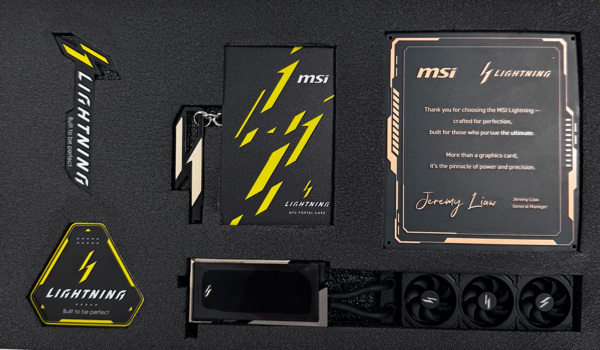 msicomputerjp's tweet image. ⚡️GeForce RTX™ 5090 32G LIGHTNING Z⚡️
限定アクセサリを一挙紹介！✨

🎴 NFCカード
❤️ PCB Thank-youカード
⚡ LIGHTNING模型マグネット
🔱 LIGHTNING LOGO マグネット
🔺 LIGHTNING LOGO（三角形）マグネット

#MSI #GeForce #RTX5090 #LIGHTNINGZ #限定アクセサリ