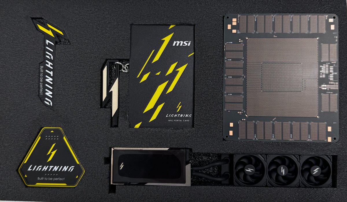 msicomputerjp's tweet image. ⚡️GeForce RTX™ 5090 32G LIGHTNING Z⚡️
限定アクセサリを一挙紹介！✨

🎴 NFCカード
❤️ PCB Thank-youカード
⚡ LIGHTNING模型マグネット
🔱 LIGHTNING LOGO マグネット
🔺 LIGHTNING LOGO（三角形）マグネット

#MSI #GeForce #RTX5090 #LIGHTNINGZ #限定アクセサリ