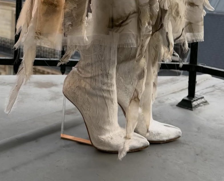 OH GOD, Margot Robbie is wearing ✨️Maison Margiela✨️ by Glenn Martens Fall/Winter 2025 ARTISANAL.🪡

PS: those transparent-heel tabi BOOTS.