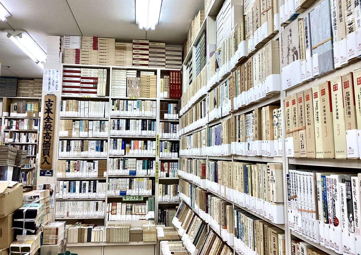 🌞こんにちは！ 本日も18時までの営業です🐢 店頭には様々なジャンルの