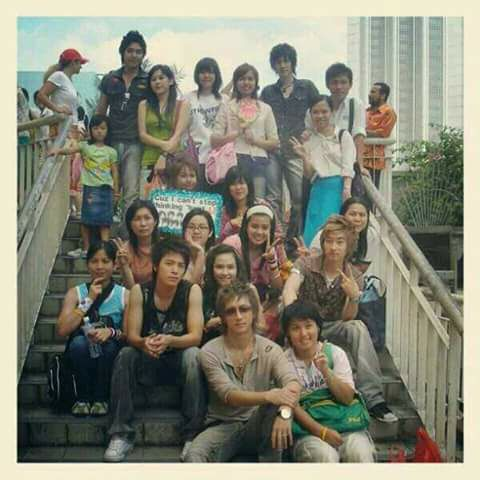 Cucumber_suju13's tweet image. ครั้งนึงติ่งเกาหลีเคยถ่าย photo group กับศิลปินที่บันไดสะพานลอย