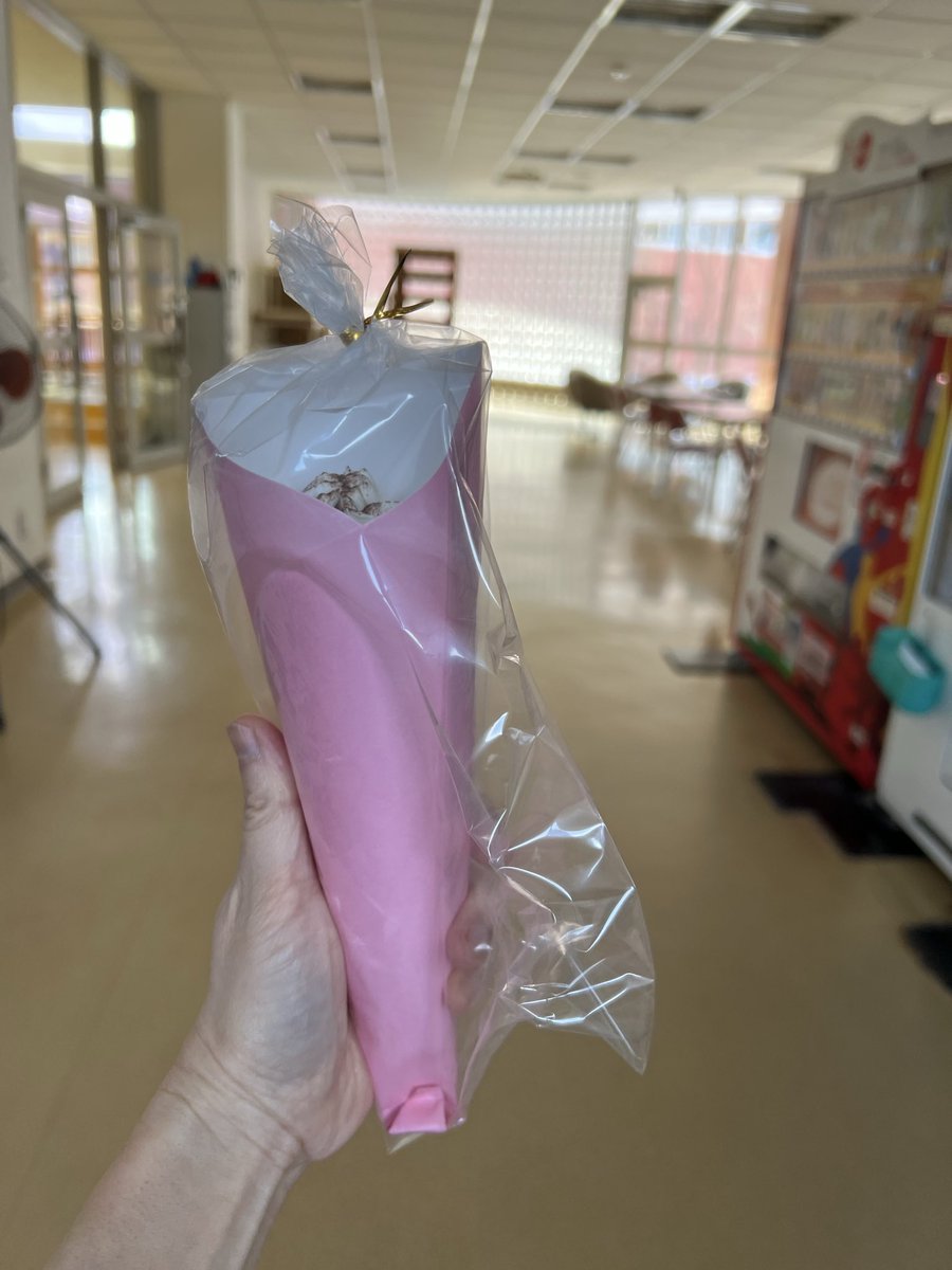 WOLFStore0801's tweet photo. 月に数回 緑陵高校へ販売に来てる。
12時40分にチャイムが鳴り
ただいま完売。 https://t.co/k7wnxlcrCm