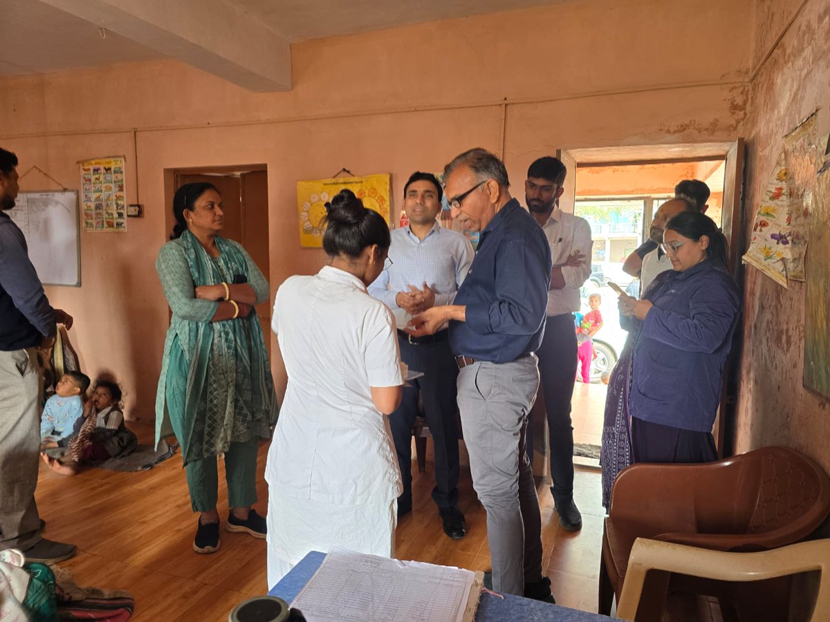 માન. જિલ્લા વિકાસ અધિકારીશ્રી દ્વારા ખેડા તાલુકામાં મમતા દિવસ નિમિતે ગ્રામ પંચાયત નવાગામ ખાતે આંગણવાડી કેન્દ્રની મુલાકાત કરી બાળકો અને સગર્ભા માતાના રસીકરણ, પોષણ અને સ્વાસ્થ્ય બાબતે તથા બાળકોના પુર્વ પ્રાથમિક શિક્ષણ બાબતે સમીક્ષા કરી તેમજ સ્ટાફને માર્ગદર્શન આપવામાં આવ્યું.