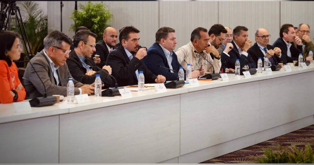 jorgerpsuv's tweet image. Sostuvimos un encuentro con representantes de los diversos partidos de oposición. Avanzamos en un proceso de diálogo nacional que permitirá resolver los asuntos relacionados con la vida cotidiana. El clamor más grande del pueblo en este momento, es preservar La Paz.