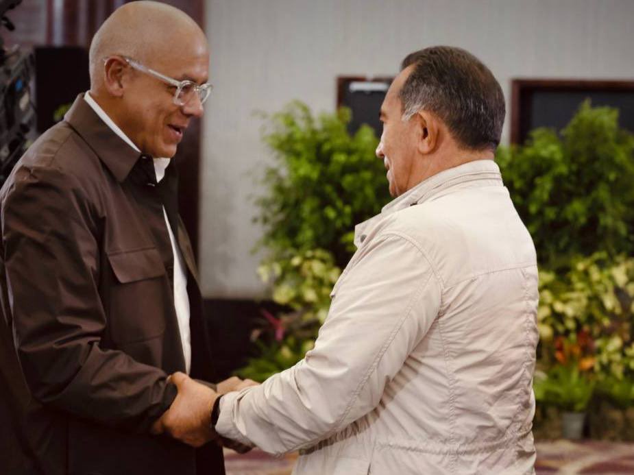 jorgerpsuv's tweet image. Sostuvimos un encuentro con representantes de los diversos partidos de oposición. Avanzamos en un proceso de diálogo nacional que permitirá resolver los asuntos relacionados con la vida cotidiana. El clamor más grande del pueblo en este momento, es preservar La Paz.