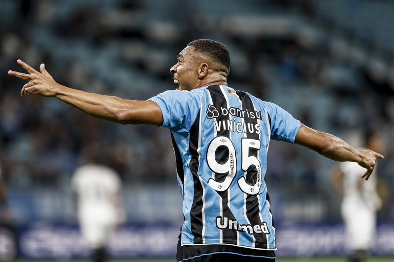 mbertoncello_'s tweet image. Carlos Vinicius chegou a 3 hat-tricks pelo #Grêmio, superando os 2 conseguidos por Suárez. O último jogador do Tricolor que havia conseguido hat-trick 3 vezes foi Borges, nos anos de 2010 e 2011. Outro atleta que também alcançou isto foi Rodrigo Fabri, em 2002.

🔥🔥🔥