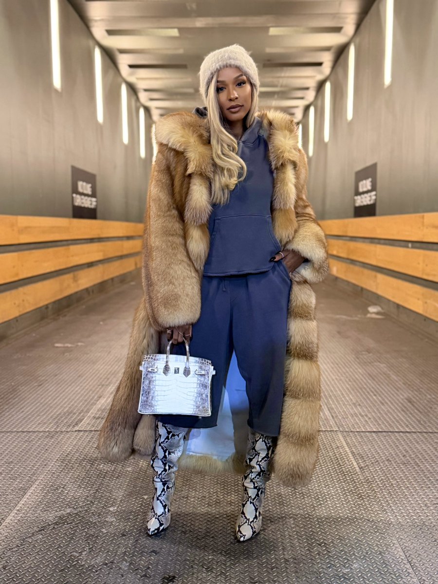 iCONtips's tweet photo. …Mrs. Temp Check 🌡️
#SavannahJames takes Brooklyn in hermes | elwood | paris texas. 😮💨❄️
#icontips #style https://t.co/b0gprIa2hE