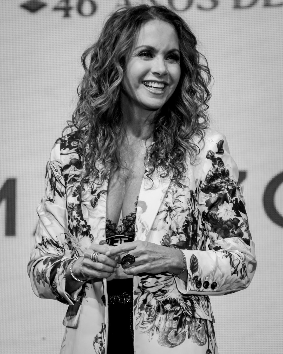 Cada fotografía de Lucero en la conferencia de prensa de #SiempreContigo me deja completamente sin palabras, que preciosa se vio. ✨