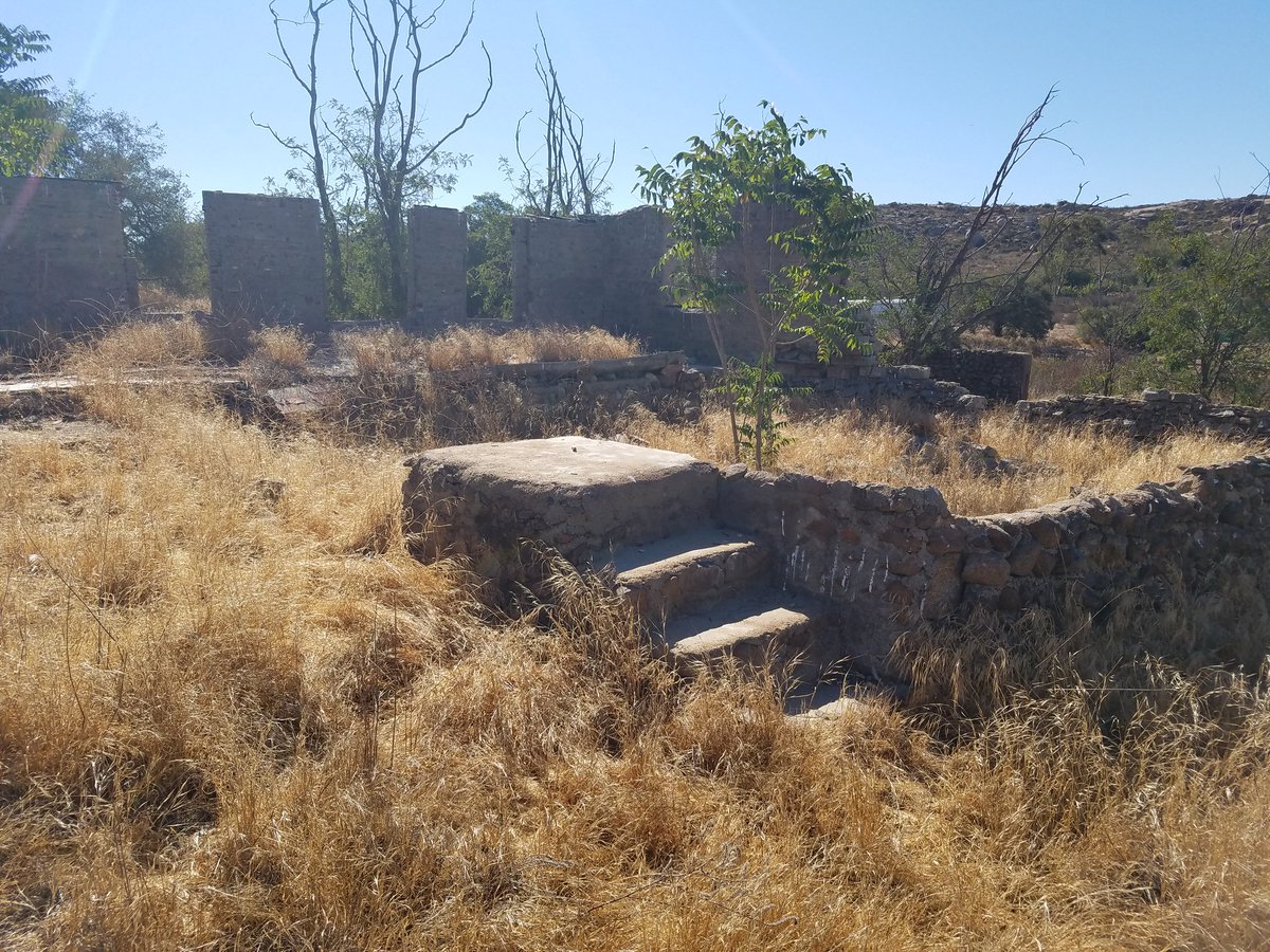 MindofMottram's tweet photo. Just up the road are these homestead ruins.
These places are only a couple miles from the Mexican border. It's not hard to imagine some of the abandoned places in the area were home to immigrants.
#SoCalX #California https://t.co/1o6uIduksy
