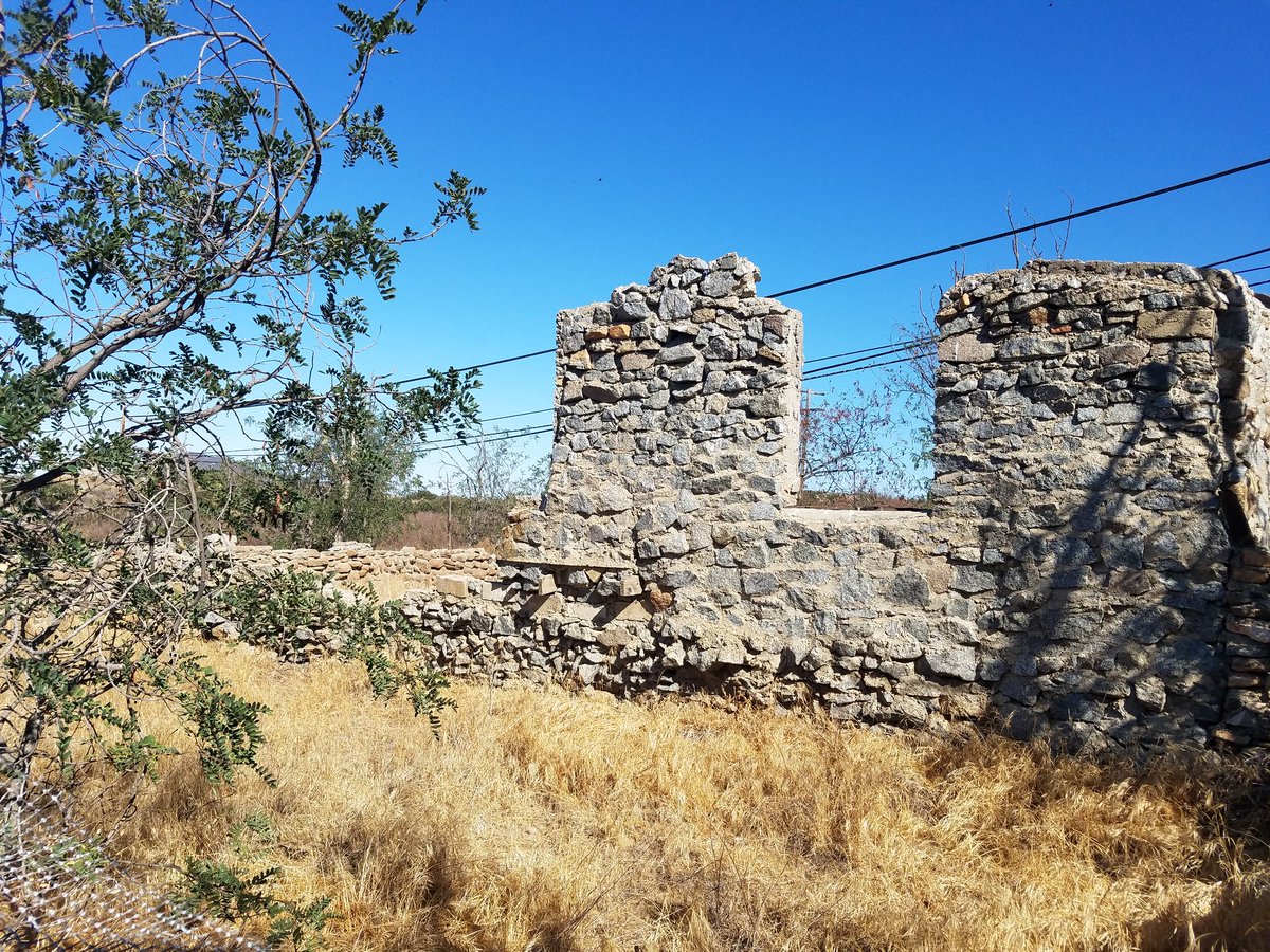 MindofMottram's tweet photo. Just up the road are these homestead ruins.
These places are only a couple miles from the Mexican border. It's not hard to imagine some of the abandoned places in the area were home to immigrants.
#SoCalX #California https://t.co/1o6uIduksy