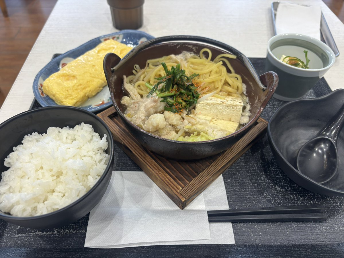 HRD1975's tweet photo. 今日の昼飯は淡河PAの街かど屋
季節限定のもつ鍋定食に玉子焼きをいただきます
この時期は熱い鍋料理が良い
スープに牛もつの旨みが出てて美味い
玉子焼きは優しい出汁の味
美味かったですご馳走様でした！
 #淡河PA 
 #街かど屋 https://t.co/Jh62ElNEX0