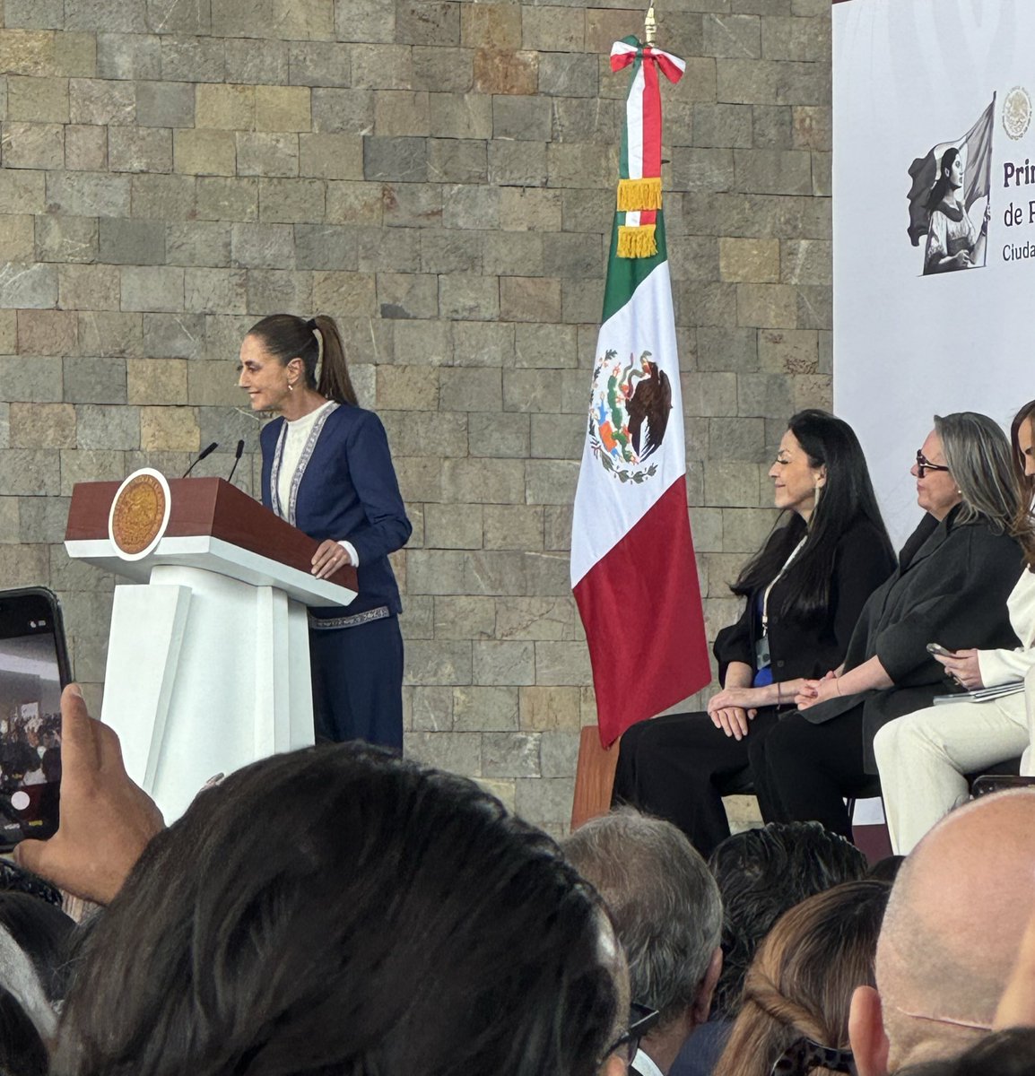 Hoy en la Primera Reunión Nacional de Promoción de Inversiones en CDMX escuchamos a autoridades gubernamentales y empresariales hablar sobre las inversiones que se están sucintando en las distintas regiones del país
