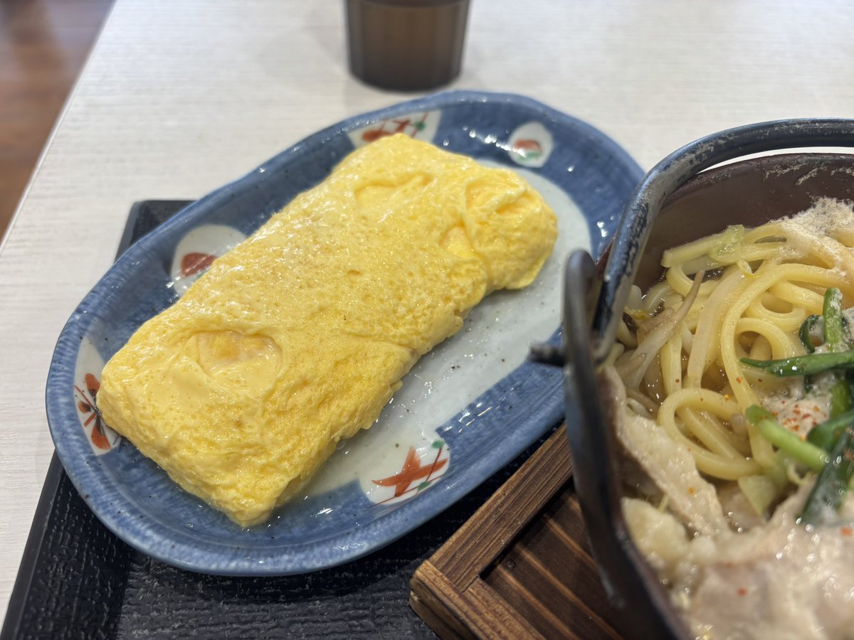HRD1975's tweet photo. 今日の昼飯は淡河PAの街かど屋
季節限定のもつ鍋定食に玉子焼きをいただきます
この時期は熱い鍋料理が良い
スープに牛もつの旨みが出てて美味い
玉子焼きは優しい出汁の味
美味かったですご馳走様でした！
 #淡河PA 
 #街かど屋 https://t.co/Jh62ElNEX0
