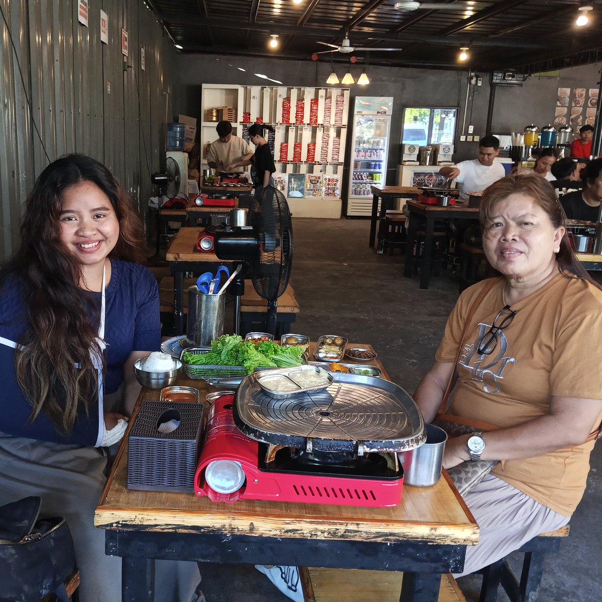 shndnlbr's tweet photo. Hayaan mo na mga di nag invite sayo na mag samgy last week, Ma. Di natin sila bati. 🤭 https://t.co/qusjhhOgHf