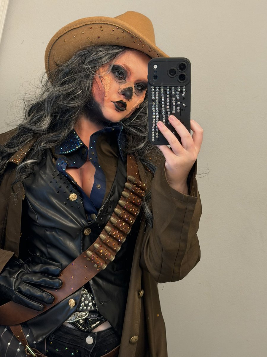phantomzmeanace's tweet photo. Yassified cooper Howard except I didn’t wanna put liquid latex on my thighs #Fallout https://t.co/iXmhnF8V1n