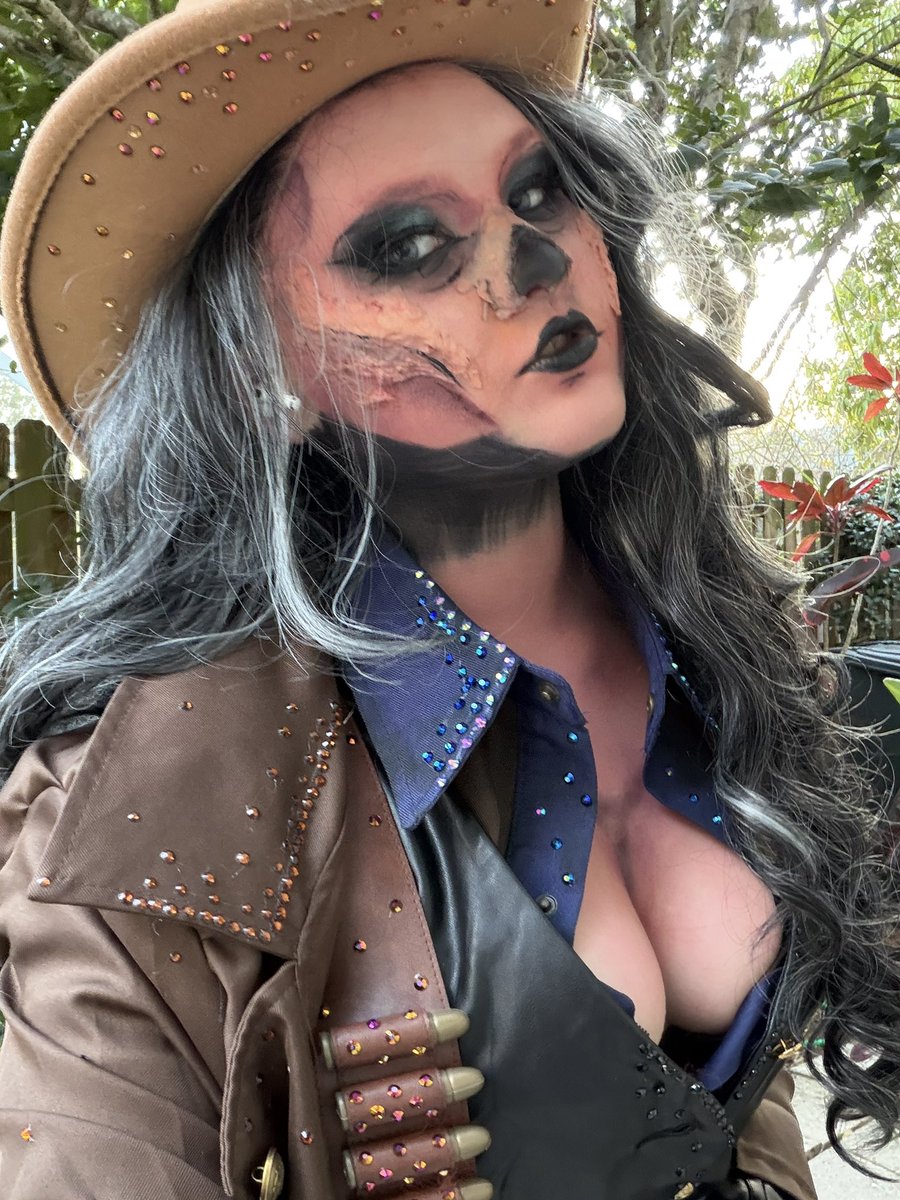 phantomzmeanace's tweet photo. Yassified cooper Howard except I didn’t wanna put liquid latex on my thighs #Fallout https://t.co/iXmhnF8V1n