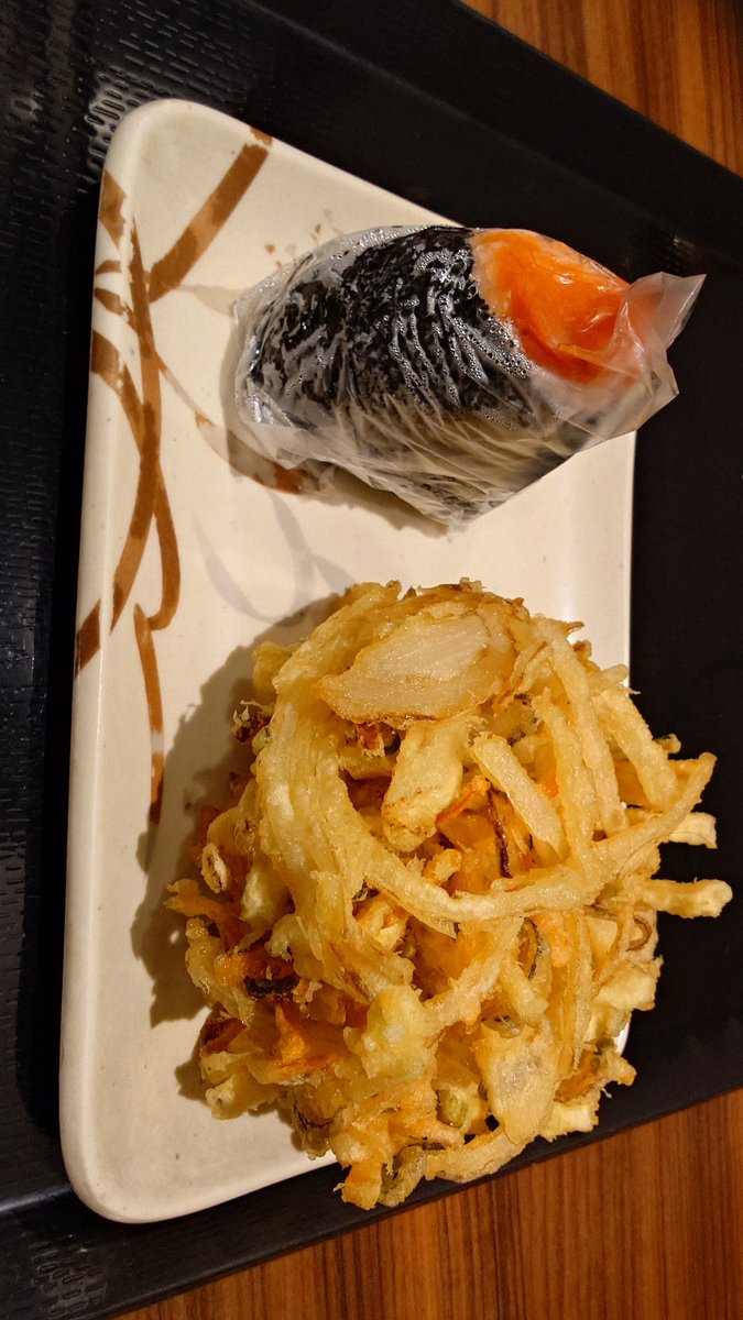 youichan1009's tweet photo. 今日の #ランチ。 #丸亀製麺 #玉子好きのためのだし玉肉づつみうどん #野菜のかきあげ #明太子おにぎり #lunch #marugameseimen #noodle #noodles #udon #egg #meet #dashi #vegitablefry #mentaikoriceball https://t.co/qOf7Xza0n8