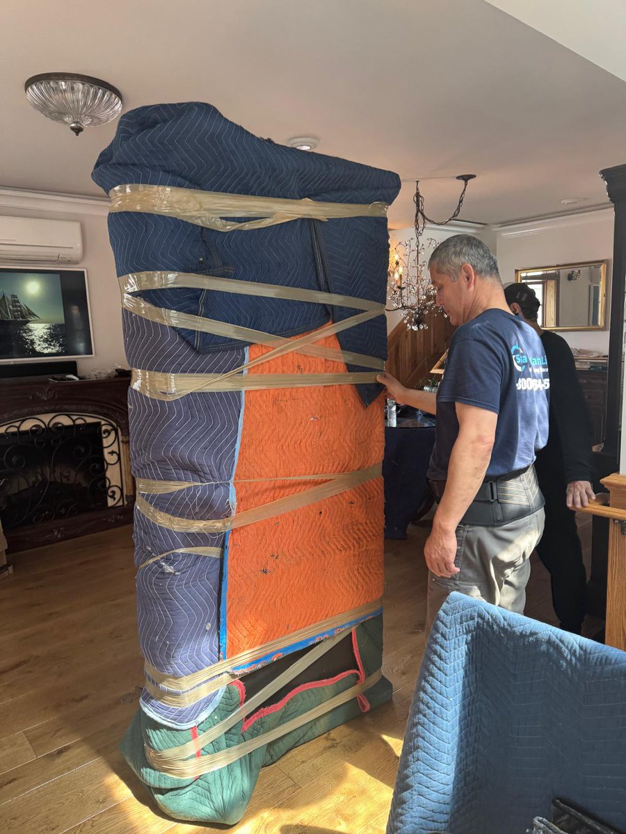 sharpvanlines's tweet image. Another one of those days.
Beds taken apart and put back together 🛏️, mattresses wrapped like burritos 🌯, boxes riding elevators and staircases like it’s leg day at the gym 💪📦

#SharpVanLines #MovingDay #NYCMovers #HeavyLifting #AnotherDayAnotherMove