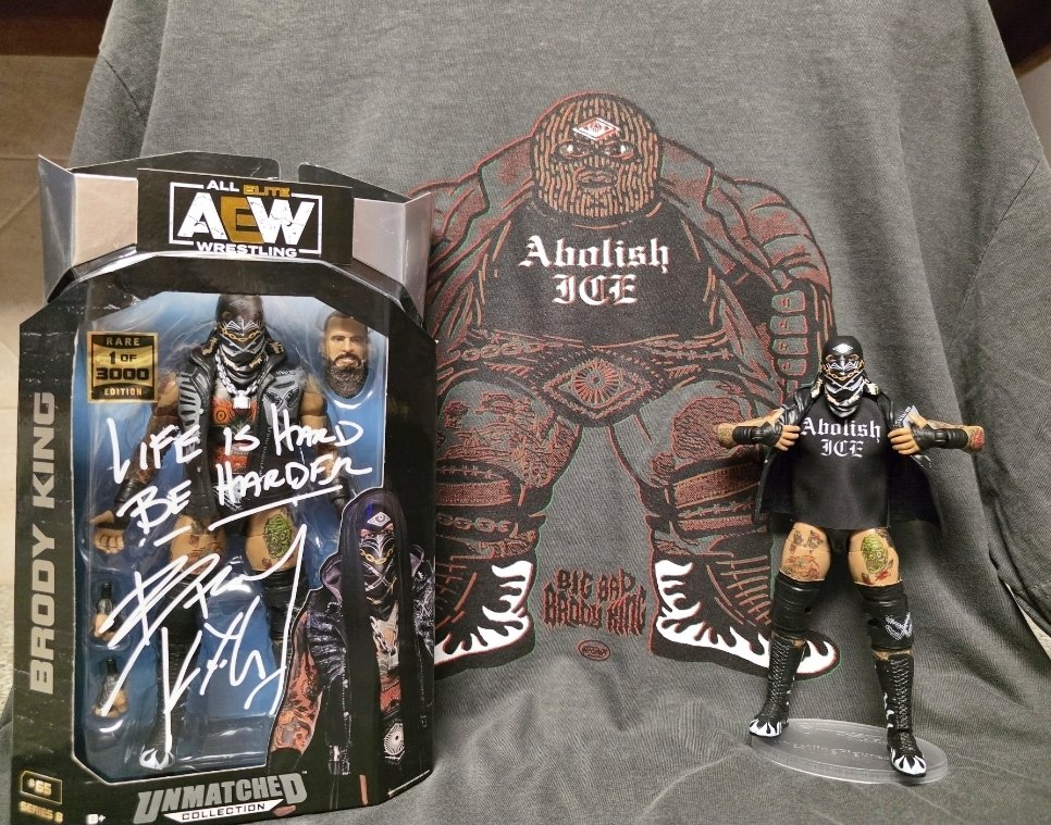 nickb492's tweet photo. @Fightful Told him at All In last year how much I appreciated how he articulated so well and better than anyone in politics or in the media the issue. I looked him in the eyes and wanted him to know that he made a fan forever as a human. #lifeishardbeharder #aew https://t.co/7AMA9EqqsY