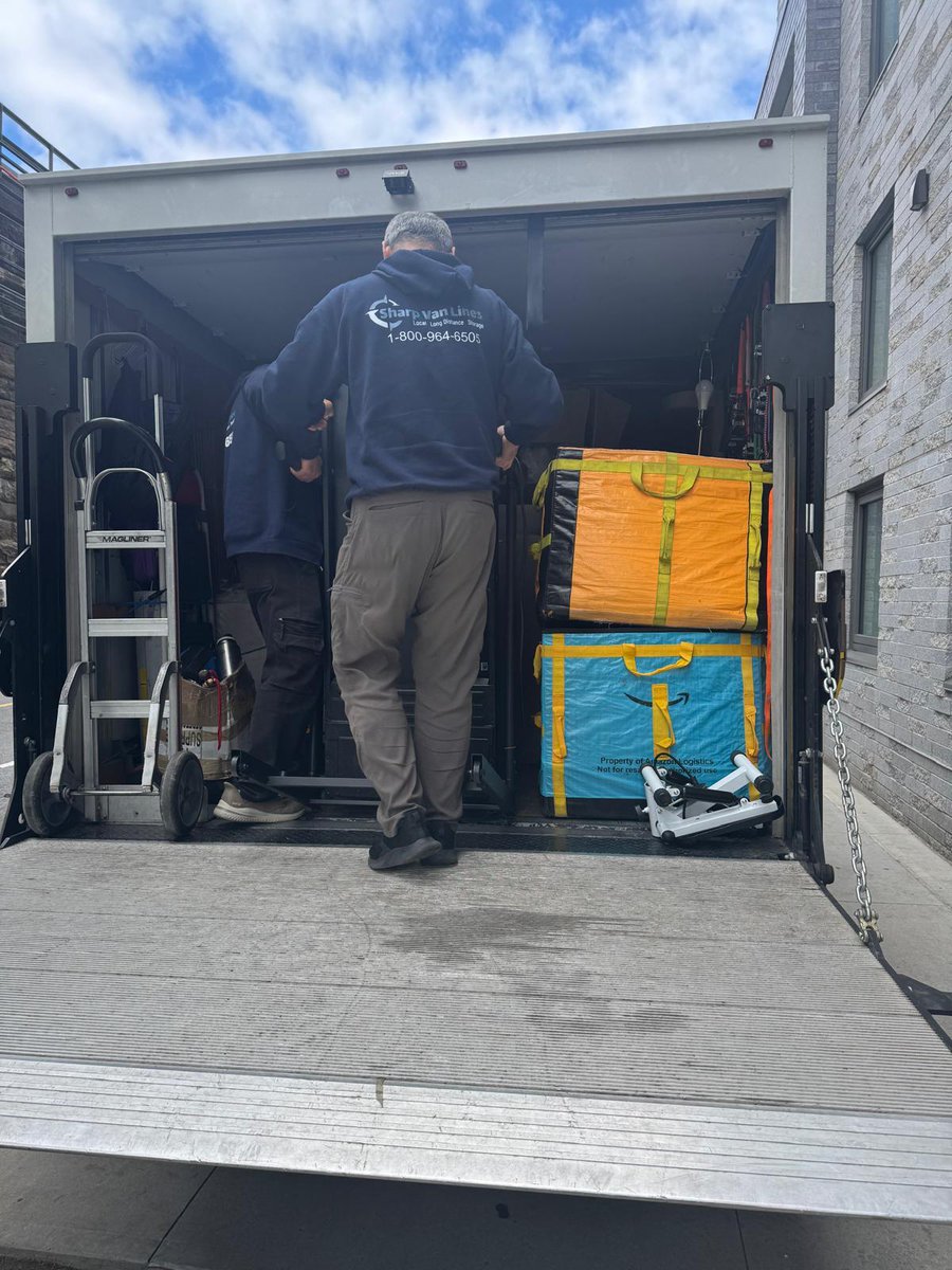 sharpvanlines's tweet image. 💪📦. Long hallways, tight turns, careful loading — and yes, everything made it to the truck in one piece 🚚😄
No drama, no dents, just solid moving work from start to finish. That’s how we do it.

#SharpVanLines #MovingDay #NYCMovers #HeavyLifting #AnotherDayAnotherMove