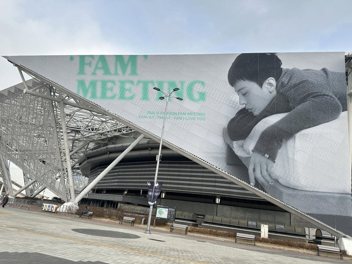 they’re setting up for the fm tomorrow AGHHHHHH 🥹
the giant dayg omfg i wanna be there 😭💔
