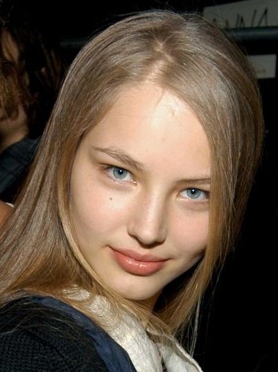 _GlobeObserver's tweet image. Russian-born Kazakh model Ruslana Korshunova, reportedly visited Jeffrey Epstein’s island in 2006 when she was very young. 

Some time after returning, her body was found in New York. 

News reports said she died after jumping from the 9th floor of an apartment building.